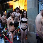 Clientes usam roupa íntima para aproveitar promoção na Espanha