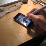 Faça uma ‘caneta stylus’ caseira usando lápis e meia velha